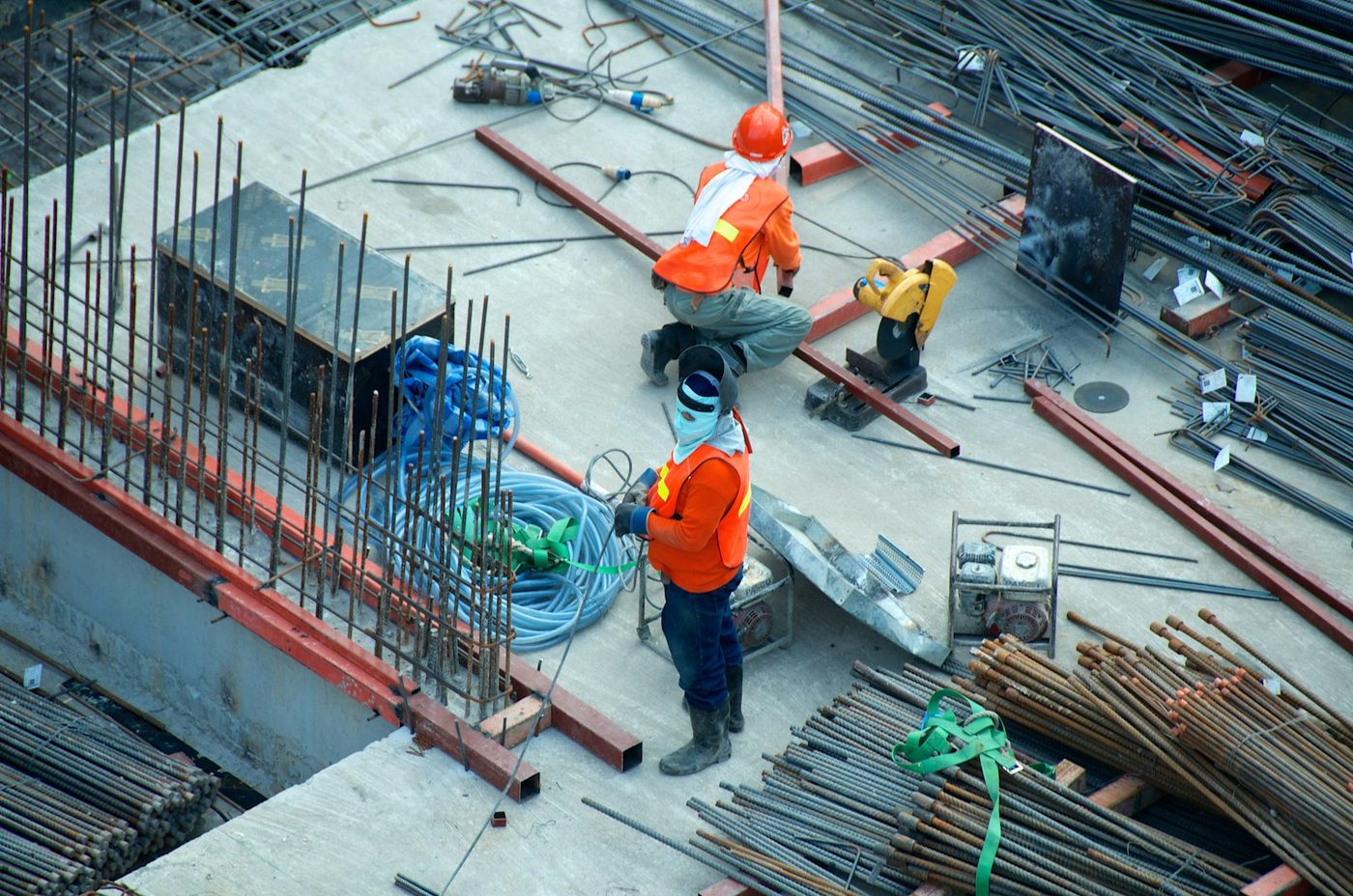 Equipe trabalhando em uma obra — consórcio para reforma e construção