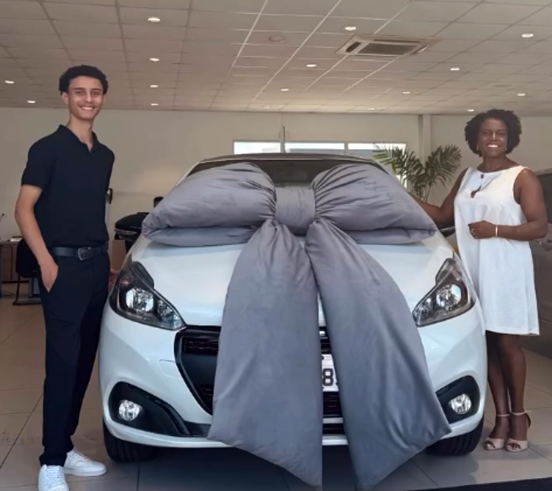 Entrega de carro realizada pela Intercons